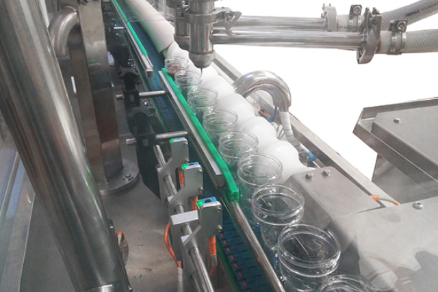 Processo de envase na indústria de açaí, sorvete e sobremesa.