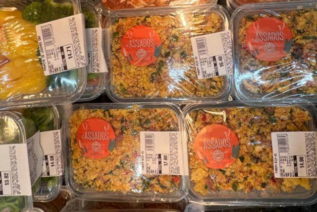 Alimentos em bandejas seladas