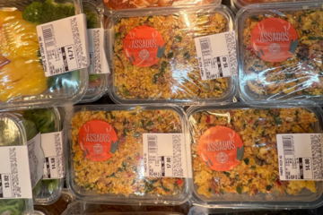 Alimentos em bandejas seladas